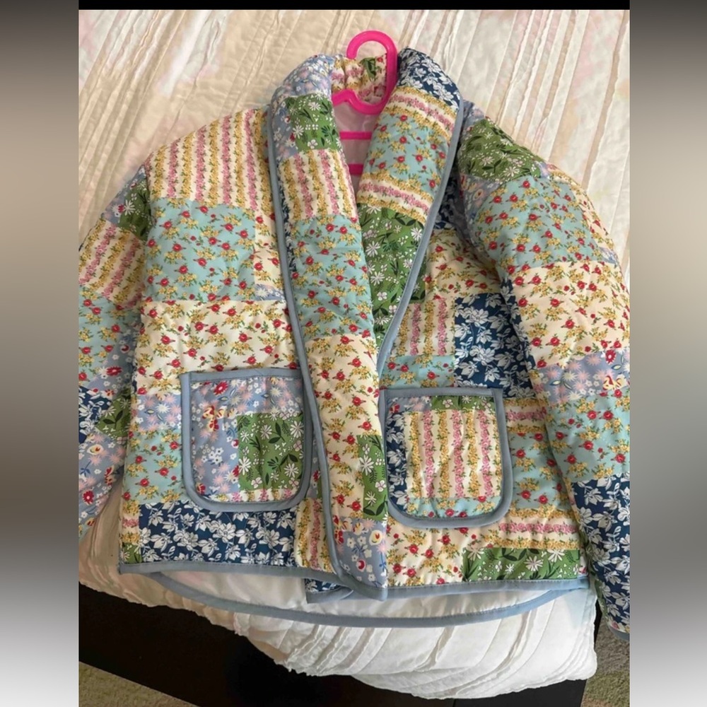 Double-Pocketed Floral patchwork
Jacket With Shaw… - image 6